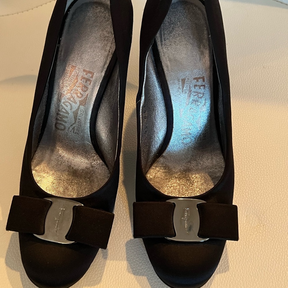 Salvatore Ferragamo Vara Bow satin pumps size 4 1/2b